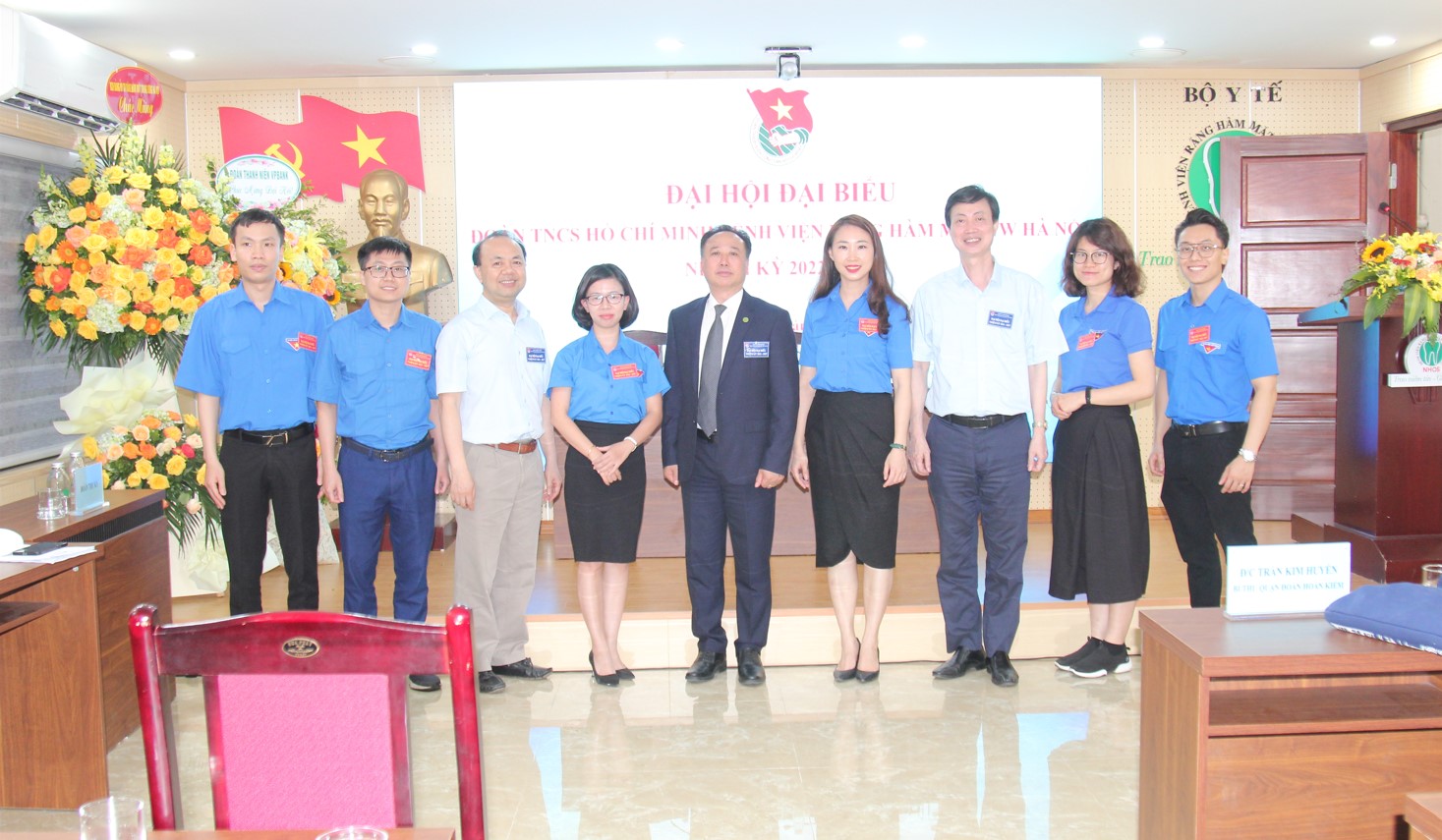 Ban Giám đốc bệnh viện chụp ảnh lưu niện cùng BCH Đoàn khóa 2022-2025